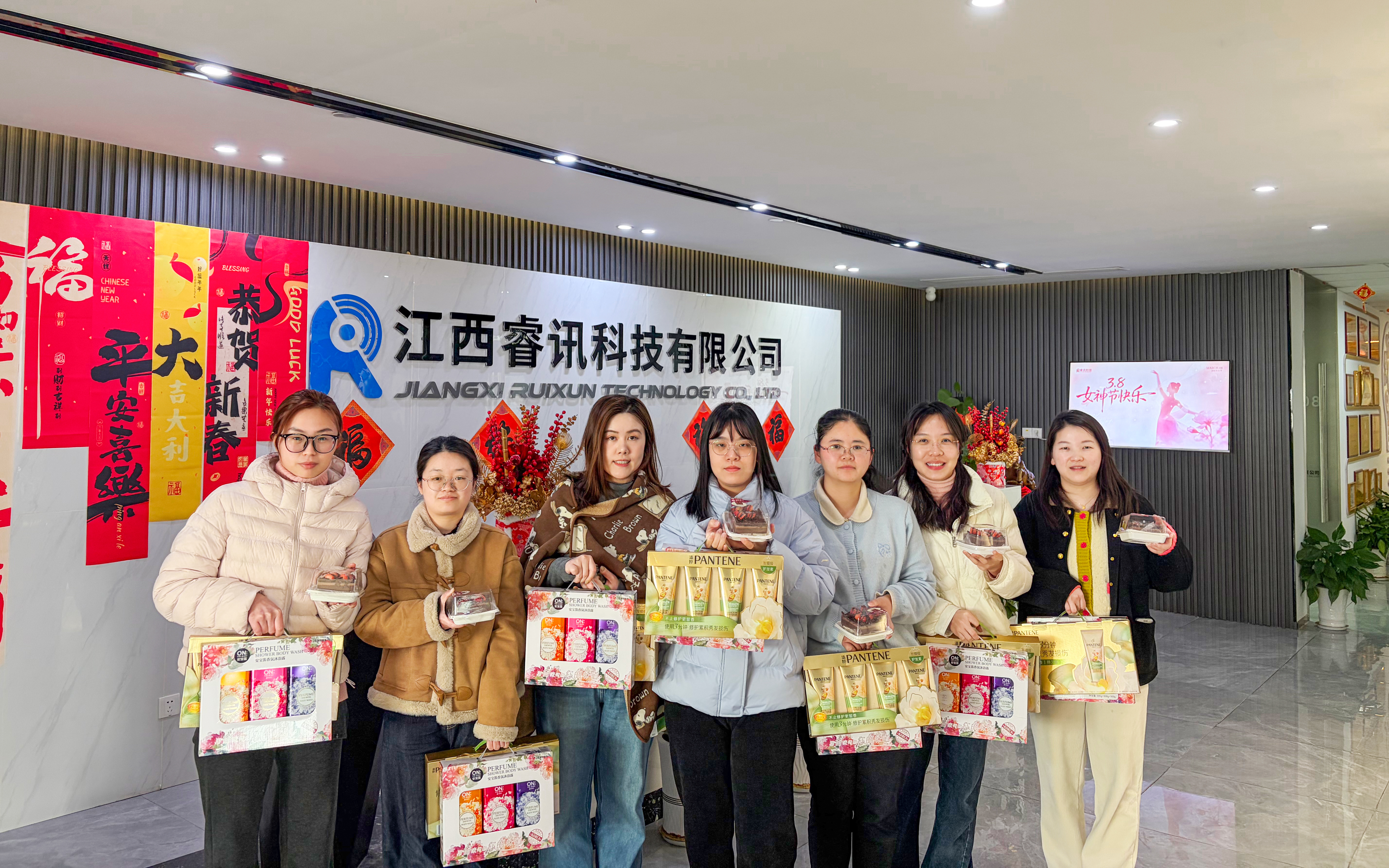 女神节合影.jpg 女神节合影.jpg